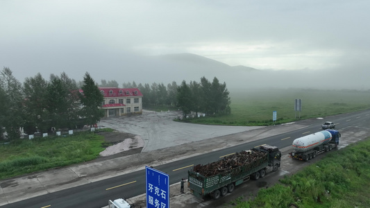 晨雾国道公路服务区晨景视频