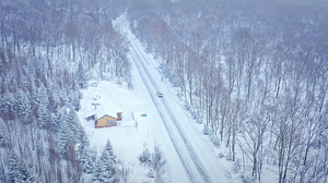 4k航拍长白山唯美的道路车道10秒视频