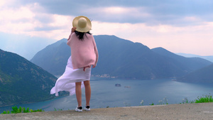 穿着草帽和衣服的女士站在湖边13秒视频