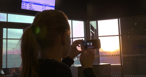 妇女用牢房拍摄日落照片15秒视频