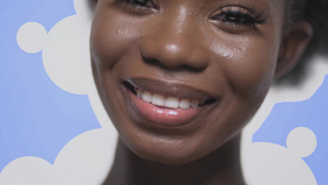 快乐的非洲女人在相机上用阴暗蓝色背景的6秒视频