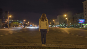 妇女静静地站立在高速公路上14秒视频