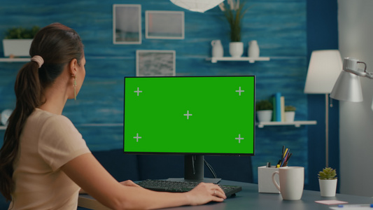 在绿色屏幕染色体显示中搜索互联网的自由自由职业者视频