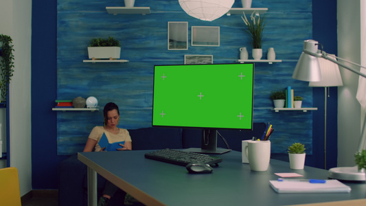 在强大的电脑上工作的自由职业者模拟绿色屏幕染色体显示器视频