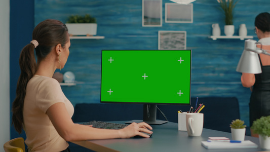 从事模拟计算机绿色屏幕工作的caucasian妇女视频