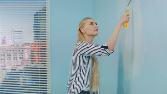 妇女建筑工的油漆墙视频