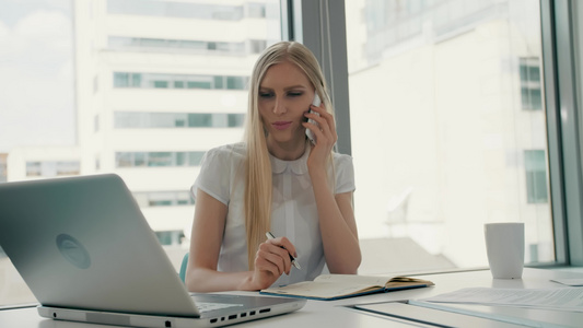 在轻型办公室工作的严肃女人优雅的现代商务女性在会议视频
