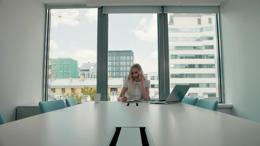 在轻型办公室工作的严肃女人优雅的现代女商人与笔记本电脑视频