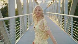 女人在桥上吐头发金发女孩在人行天桥上奔跑并吐出头发12秒视频