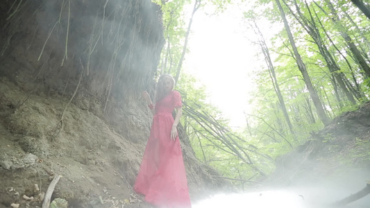在神秘的森林里年轻女人视频