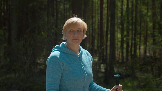 成年金发女人对森林的肖像视频