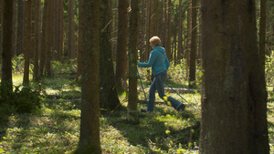 女人在迷幻的森林里徒步旅行34秒视频