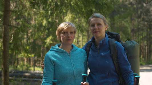 年轻女性和母亲在森林中视频