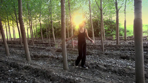 女士在日落时在森林中行走17秒视频