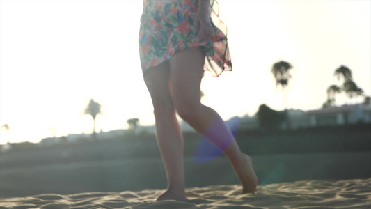 年轻女子慢动作在海滩上行走视频