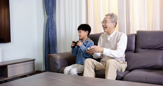 祖孙在客厅一起玩手柄游戏视频