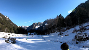 妇女步行在雪地比利牛斯山上26秒视频