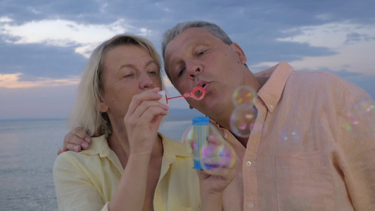 高龄夫妇在海边吹泡泡视频