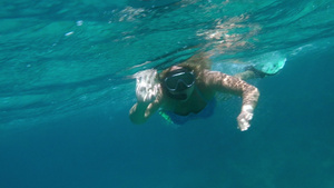 妇女在红海中与浮潜游泳60秒视频
