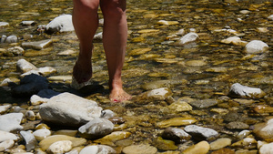 在河水边行走的女子腿脚23秒视频