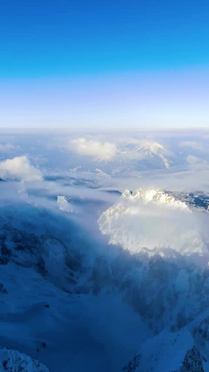新疆天山雪山云海翻腾延时冬季风景21秒视频