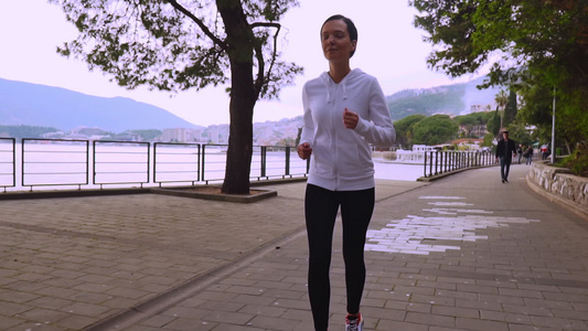 女性在户外运动服心胸锻炼中视频