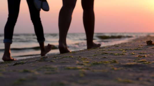 日落时在海滩赤脚走路的女孩视频