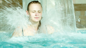 妇女在游泳池的淋水中洗澡12秒视频