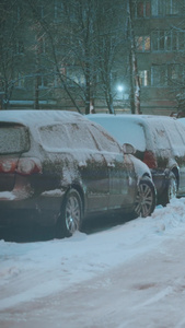 茫茫大雪厚厚的雪地上汽车艰难的行走视频