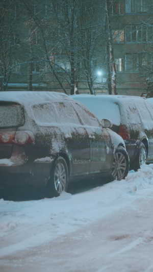 茫茫大雪厚厚的雪地上汽车艰难的行走15秒视频