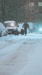 茫茫大雪厚厚的雪地上汽车艰难的行走视频