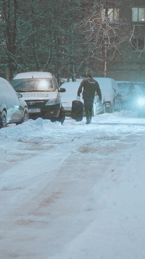 茫茫大雪厚厚的雪地上汽车艰难的行走15秒视频