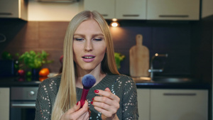 年轻的Vlogger谈论化妆刷14秒视频