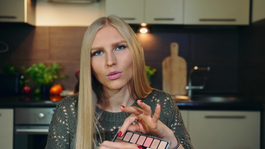 年轻的Vlogger谈论化妆眼影阴影视频