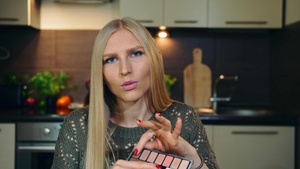 年轻的Vlogger谈论化妆眼影阴影13秒视频