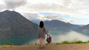 女孩在春天漫步寻找山地风景18秒视频