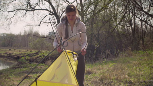 妇女在森林中搭建一个旅游帐篷视频