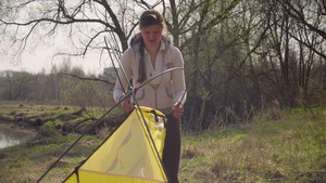 妇女在森林中搭建一个旅游帐篷12秒视频