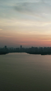 湖北武汉东湖日落晚霞夕阳竖屏航拍视频