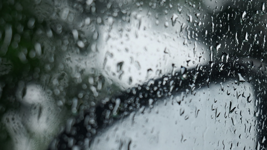 下雨天汽车车窗上的雨水意境4K实拍视频