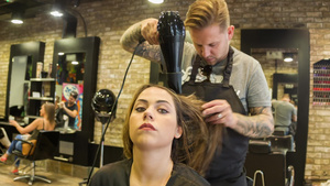 女人在理发店里梳理头发10秒视频