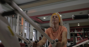 成年女子在健身机上运动21秒视频