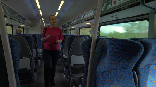 在火车上坐着女人的座位视频