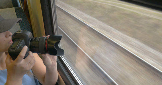 年轻女孩乘火车和拍照的年青女孩视频
