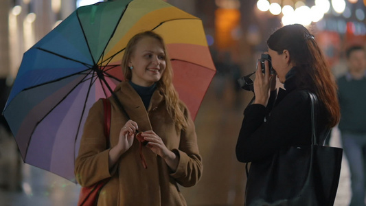 妇女用反光照相机拍朋友照片视频