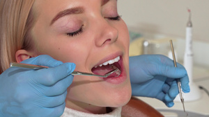 具有完美白色健康牙齿并进行口腔检查的有吸引力的妇女14秒视频