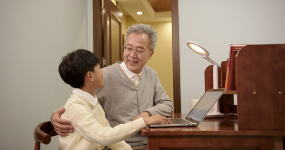 孙子在书房教爷爷使用电脑视频