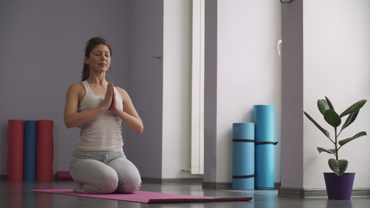 妇女做瑜伽练习和放松视频
