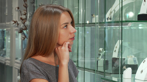 年轻女客户查看珠宝店的展示品7秒视频