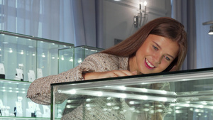 女青年在珠宝店的展台看戏11秒视频
